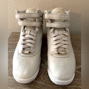 Reebok Freestyle Hi in sandstone and white - size 7.5